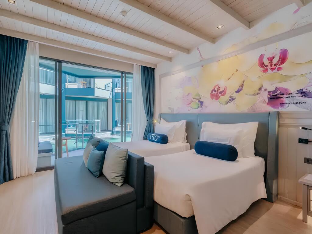 Deluxe Twin Bed With Pool Access